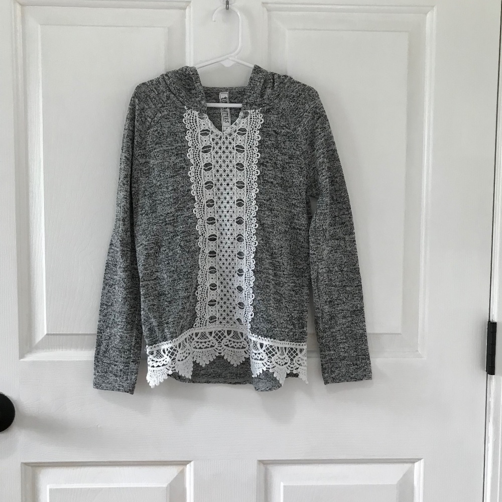 Beautees long sleeve lightweight hood sweater gray white embroidery Girls Medium